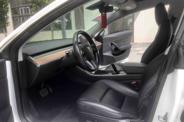 Used Tesla Model 3 2019 Long-Range Rear-Wheel-Drive Version Interior 1