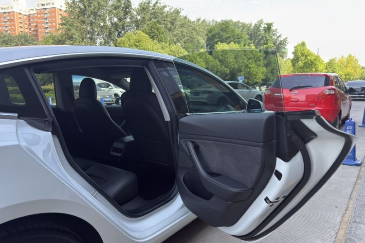 Used Tesla Model 3 2019 Standard Range Rear-Wheel Drive Upgraded Version (52 kWh) Interior 10