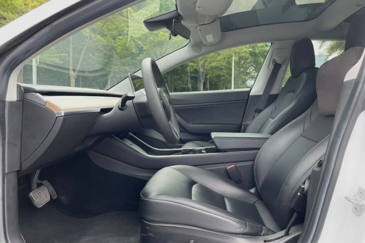 Used Tesla Model 3 2019 Long-Range All-Wheel-Drive Version Interior 2