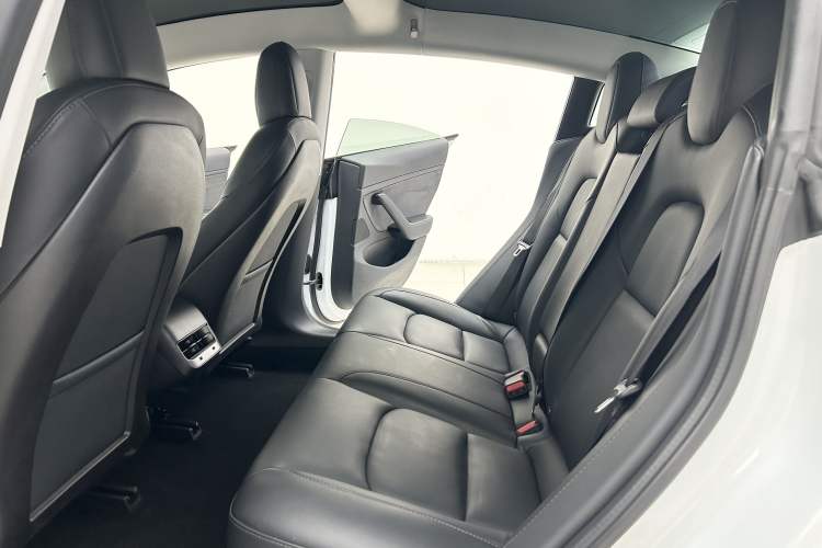 Used Tesla Model 3 2019 Long-Range All-Wheel-Drive Version Interior 2