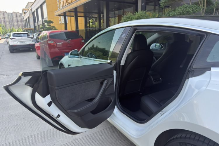 Used Tesla Model 3 2019 Standard Range Rear-Wheel Drive Upgraded Version (52 kWh) Interior 2