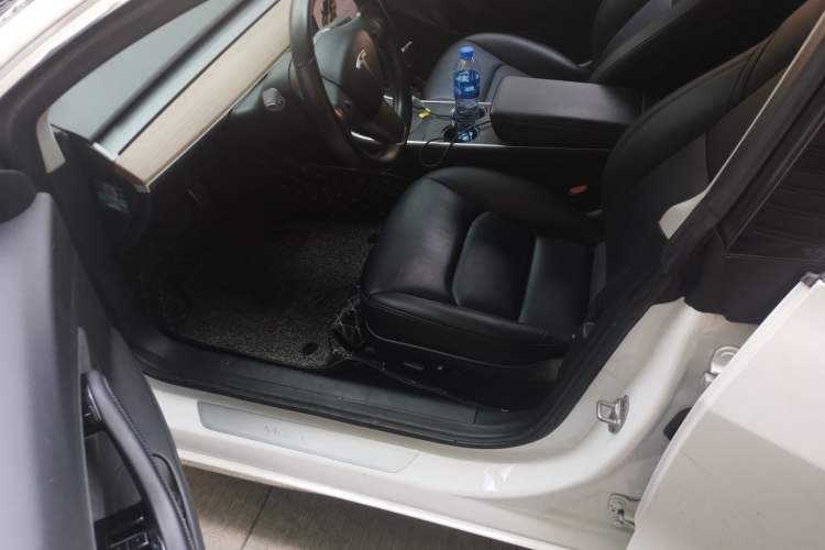 Used Tesla Model 3 2019 Long-Range Rear-Wheel-Drive Version Interior 3