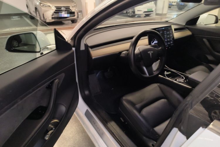Used Tesla Model 3 2019 Long-Range All-Wheel-Drive Version Interior 3