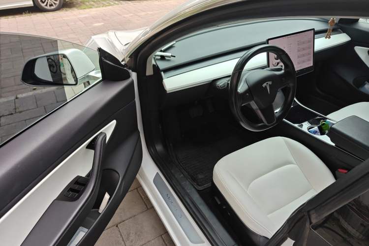 Used Tesla Model 3 2019 Long-Range Rear-Wheel-Drive Version Interior 3