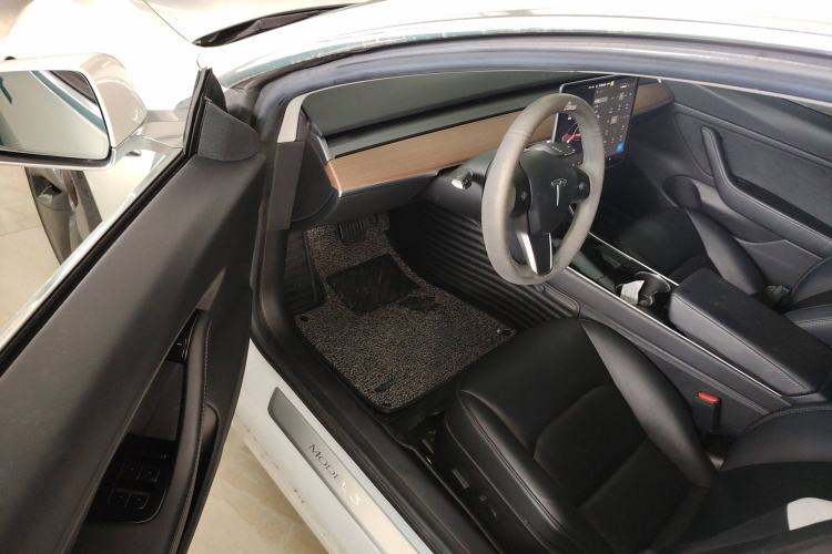 Used Tesla Model 3 2019 Long-Range All-Wheel-Drive Version Interior 3