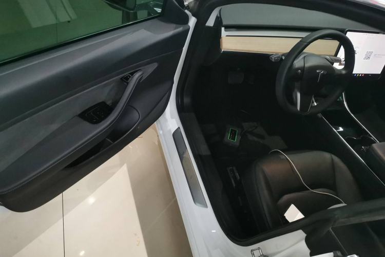 Used Tesla Model 3 2019 Long-Range All-Wheel-Drive Version Interior 3
