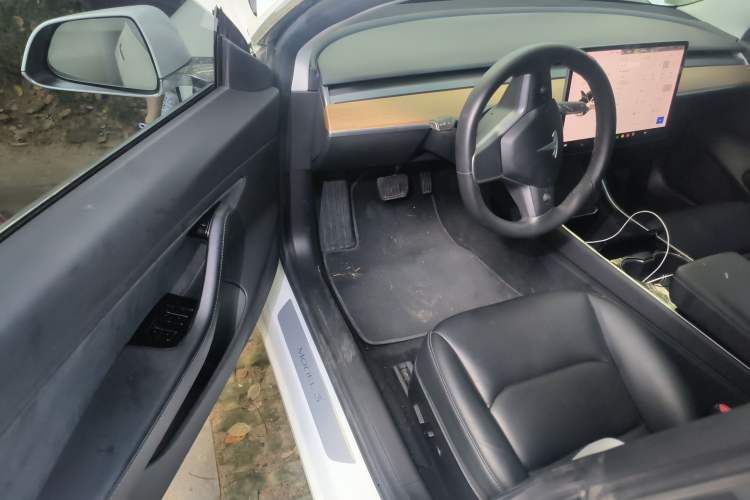 Used Tesla Model 3 2019 Long-Range Rear-Wheel-Drive Version Interior 3
