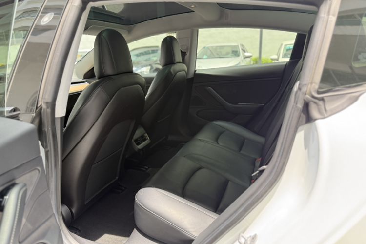 Used Tesla Model 3 2019 Long-Range All-Wheel-Drive Version Interior 3