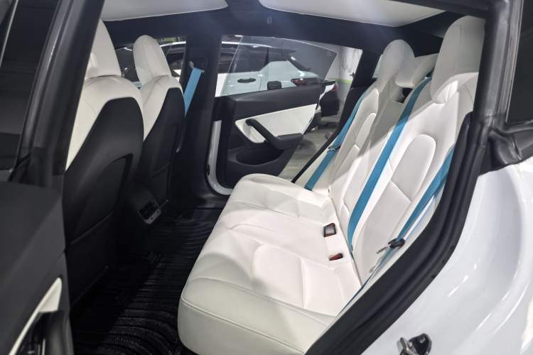 Used Tesla Model 3 2019 Long-Range All-Wheel-Drive Version Interior 3