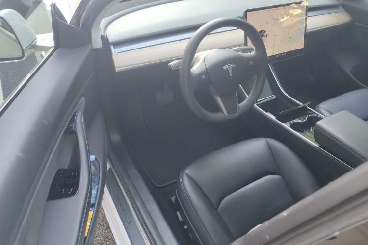 Used Tesla Model 3 2019 Long-Range All-Wheel-Drive Version Interior 3