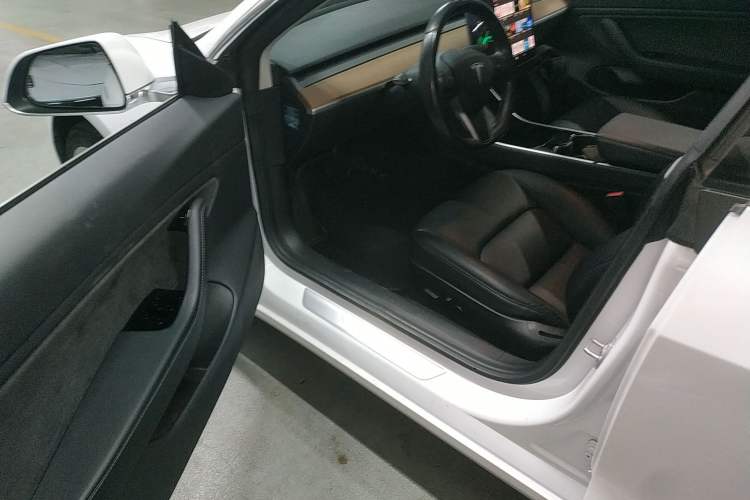 Used Tesla Model 3 2019 Long-Range Rear-Wheel-Drive Version Interior 3
