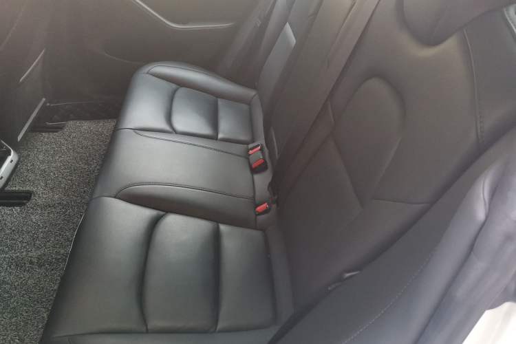 Used Tesla Model 3 2019 Long-Range Rear-Wheel-Drive Version Interior 4