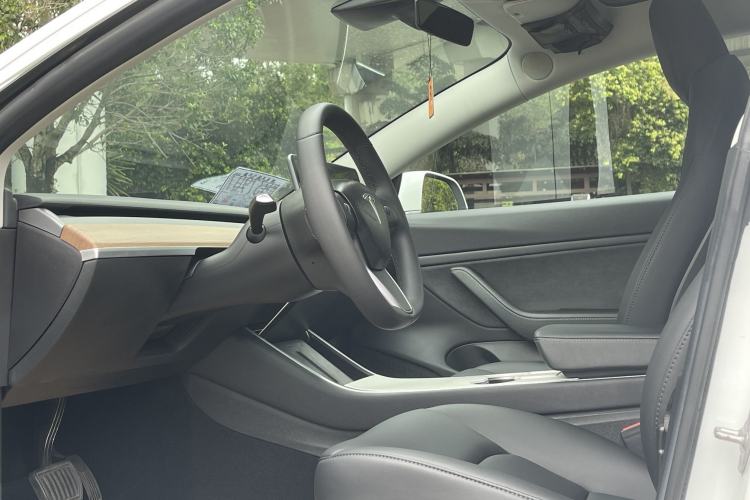 Used Tesla Model 3 2019 Long-Range Rear-Wheel-Drive Version Interior 4