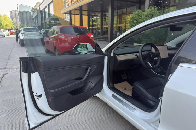 Used Tesla Model 3 2019 Long-Range Rear-Wheel-Drive Version Interior 4