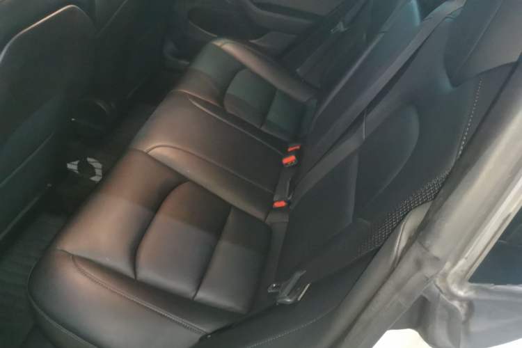 Used Tesla Model 3 2019 Long-Range All-Wheel-Drive Version Interior 4