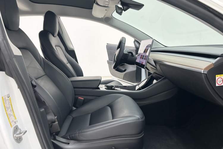 Used Tesla Model 3 2019 Long-Range All-Wheel-Drive Version Interior 4