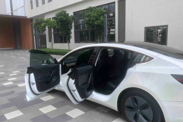 Used Tesla Model 3 2019 Long-Range Rear-Wheel-Drive Version Interior 4