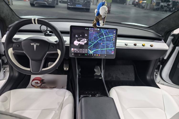 Used Tesla Model 3 2019 Long-Range All-Wheel-Drive Version Interior 4