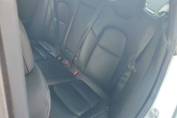 Used Tesla Model 3 2019 Long-Range All-Wheel-Drive Version Interior 4