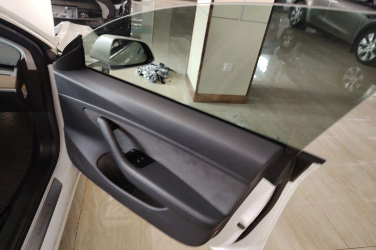 Used Tesla Model 3 2019 Long-Range All-Wheel-Drive Version Interior 5