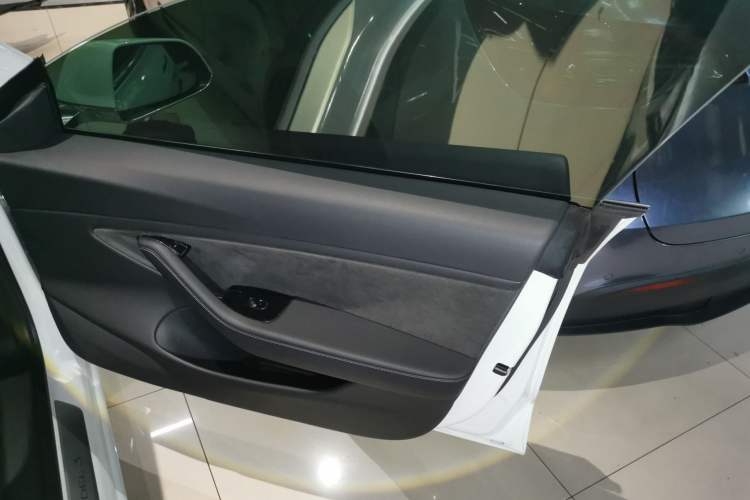 Used Tesla Model 3 2019 Long-Range All-Wheel-Drive Version Interior 5