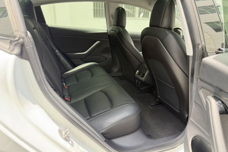 Used Tesla Model 3 2019 Long-Range All-Wheel-Drive Version Interior 5