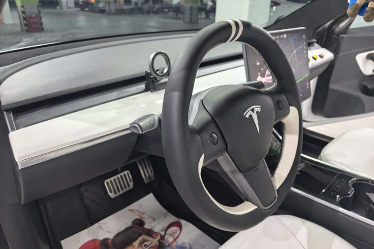 Used Tesla Model 3 2019 Long-Range All-Wheel-Drive Version Interior 5
