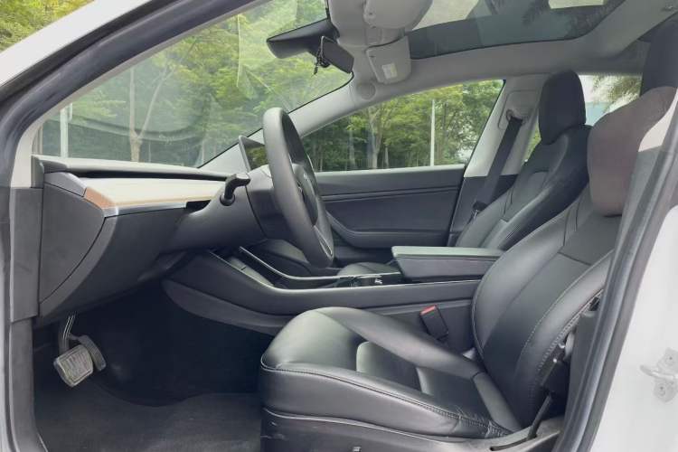 Used Tesla Model 3 2019 Long-Range All-Wheel-Drive Version Interior 5