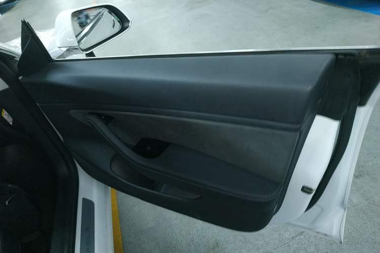 Used Tesla Model 3 2019 Long-Range Rear-Wheel-Drive Version Interior 5