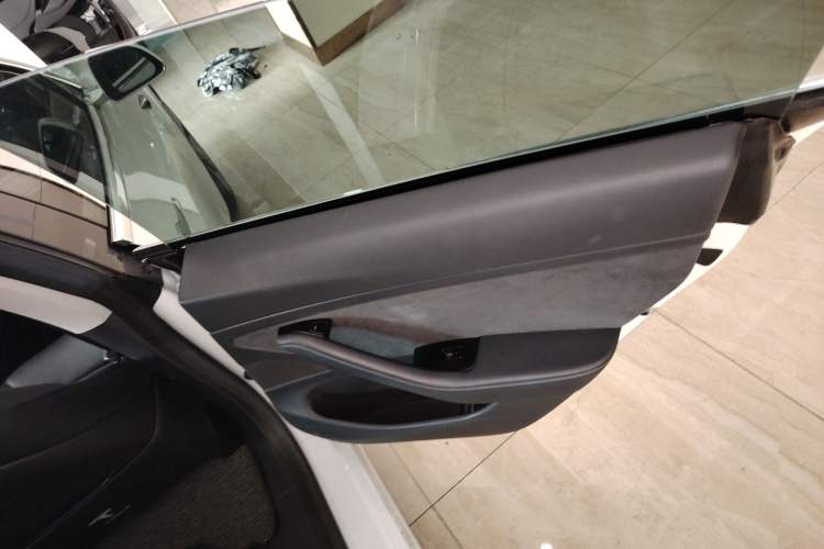 Used Tesla Model 3 2019 Long-Range All-Wheel-Drive Version Interior 6