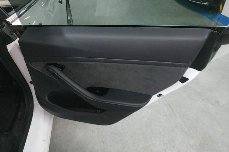 Used Tesla Model 3 2019 Long-Range Rear-Wheel-Drive Version Interior 6