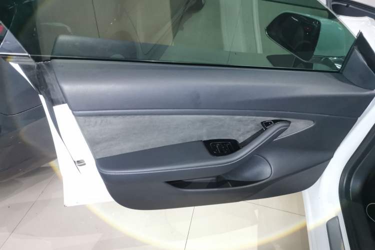 Used Tesla Model 3 2019 Long-Range All-Wheel-Drive Version Interior 7
