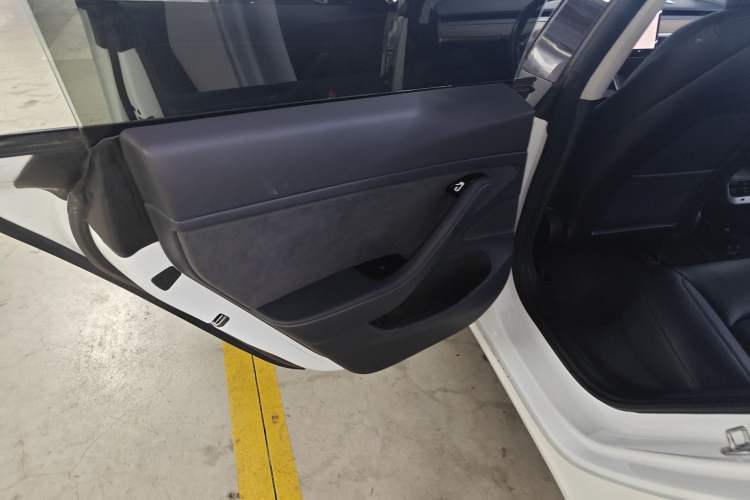 Used Tesla Model 3 2019 Long-Range Rear-Wheel-Drive Version Interior 8
