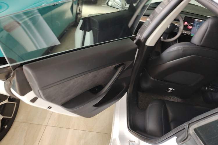 Used Tesla Model 3 2019 Long-Range All-Wheel-Drive Version Interior 8