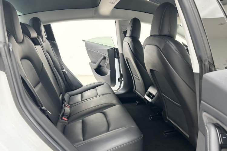 Used Tesla Model 3 2019 Long-Range All-Wheel-Drive Version Interior 8