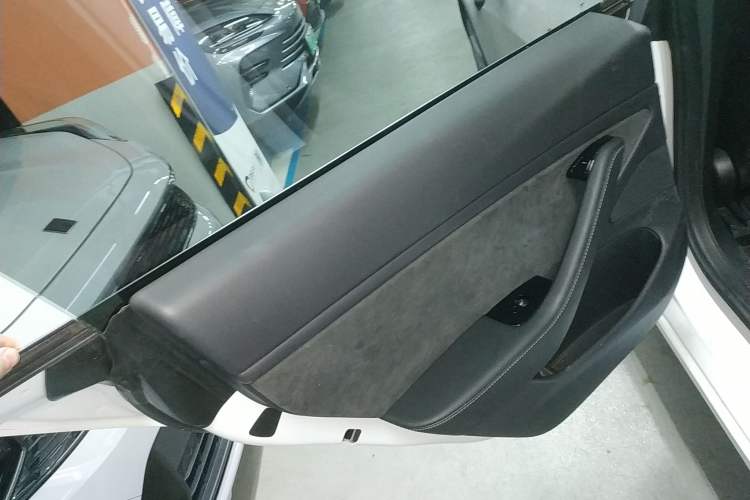 Used Tesla Model 3 2019 Long-Range Rear-Wheel-Drive Version Interior 8