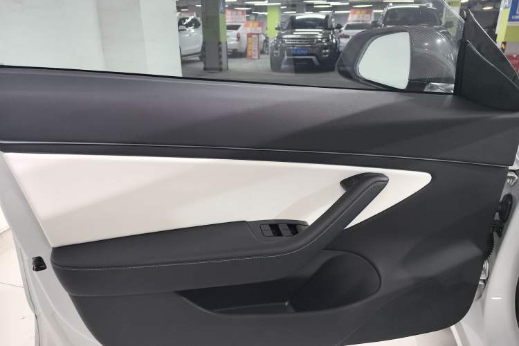 Used Tesla Model 3 2019 Long-Range All-Wheel-Drive Version Interior 9
