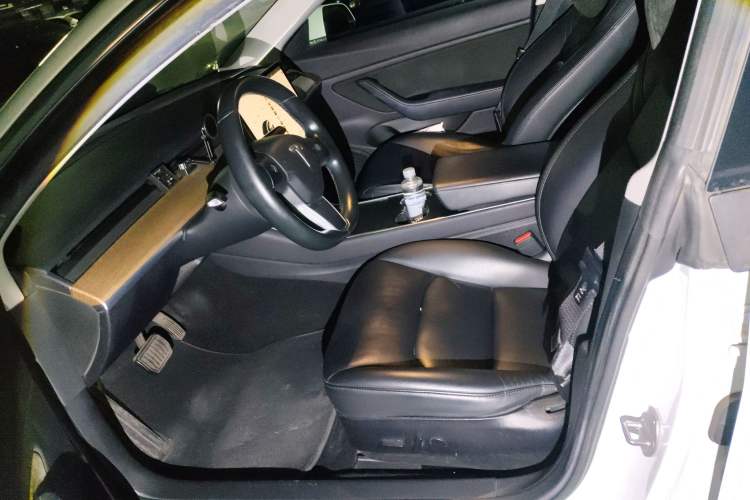 Used Tesla Model 3 2019 Long-Range Rear-Wheel-Drive Version Left Front Seat