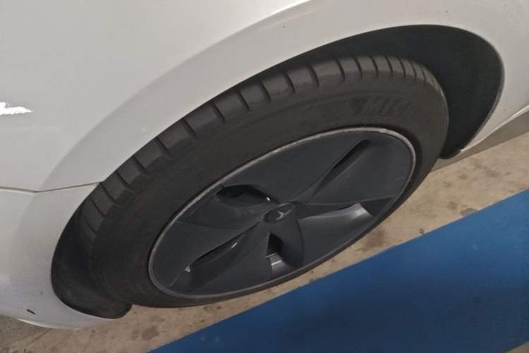 Used Tesla Model 3 2019 Long-Range All-Wheel-Drive Version Left Front Wheel Hub