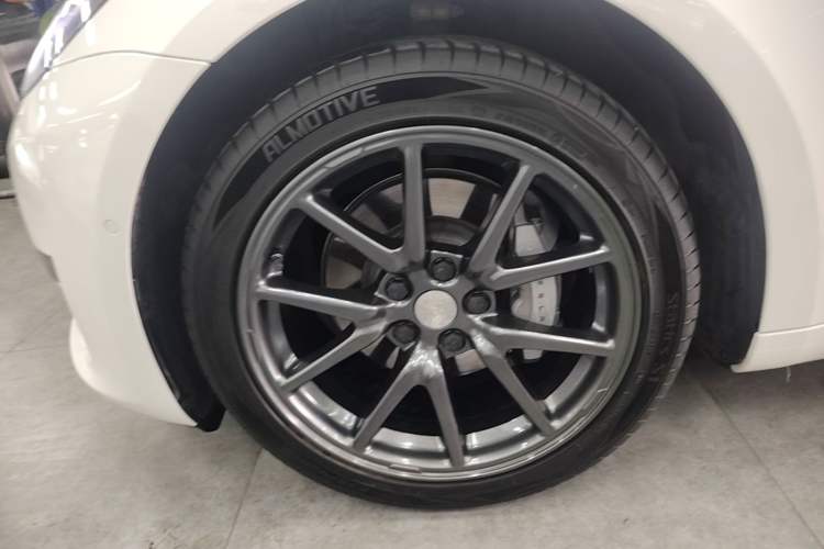 Used Tesla Model 3 2019 Standard Range Rear-Wheel Drive Upgraded Version (52 kWh) Left Front Wheel Hub