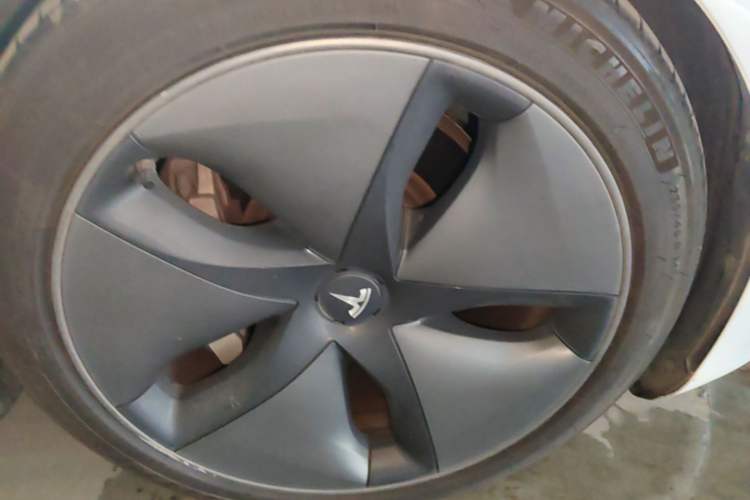 Used Tesla Model 3 2019 Long-Range All-Wheel-Drive Version Left Front Wheel Hub