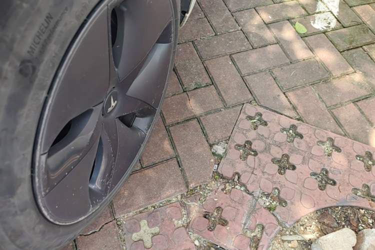 Used Tesla Model 3 2019 Standard Range Rear-Wheel Drive Upgraded Version (52 kWh) Left Front Wheel Hub