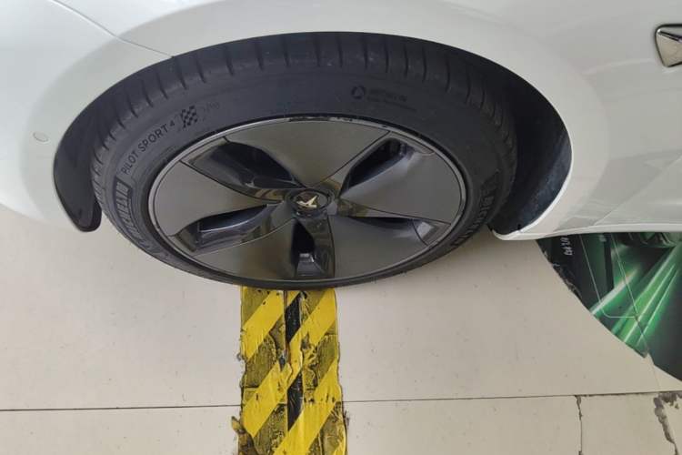 Used Tesla Model 3 2019 Long-Range All-Wheel-Drive Version Left Front Wheel Hub