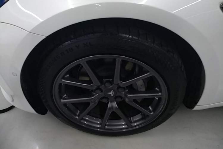 Used Tesla Model 3 2019 Long-Range All-Wheel-Drive Version Left Front Wheel Hub