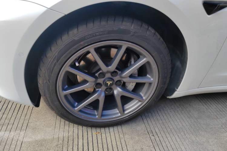 Used Tesla Model 3 2019 Standard Range Rear-Wheel Drive Upgraded Version (52 kWh) Left Front Wheel Hub