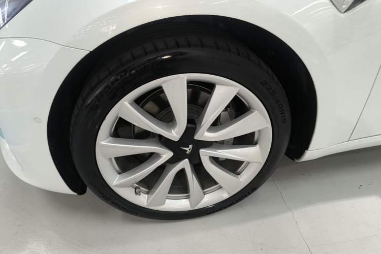 Used Tesla Model 3 2019 Long-Range All-Wheel-Drive Version Left Front Wheel Hub