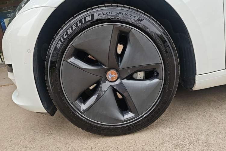 Used Tesla Model 3 2019 Standard Range Rear-Wheel Drive Upgraded Version (52 kWh) Left Front Wheel Hub