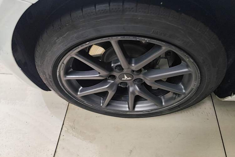 Used Tesla Model 3 2019 Standard Range Rear-Wheel Drive Upgraded Version (52 kWh) Left Front Wheel Hub