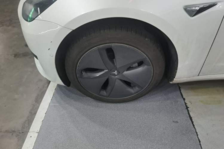 Used Tesla Model 3 2019 Standard Range Rear-Wheel Drive Upgraded Version (60 kWh) Left Front Wheel Hub