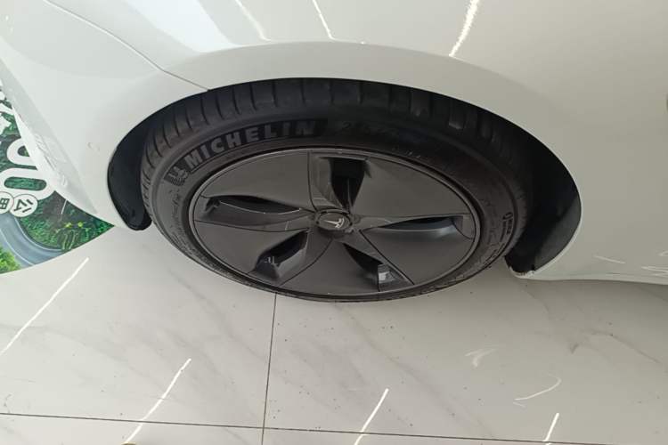 Used Tesla Model 3 2019 Long-Range All-Wheel-Drive Version Left Front Wheel Hub
